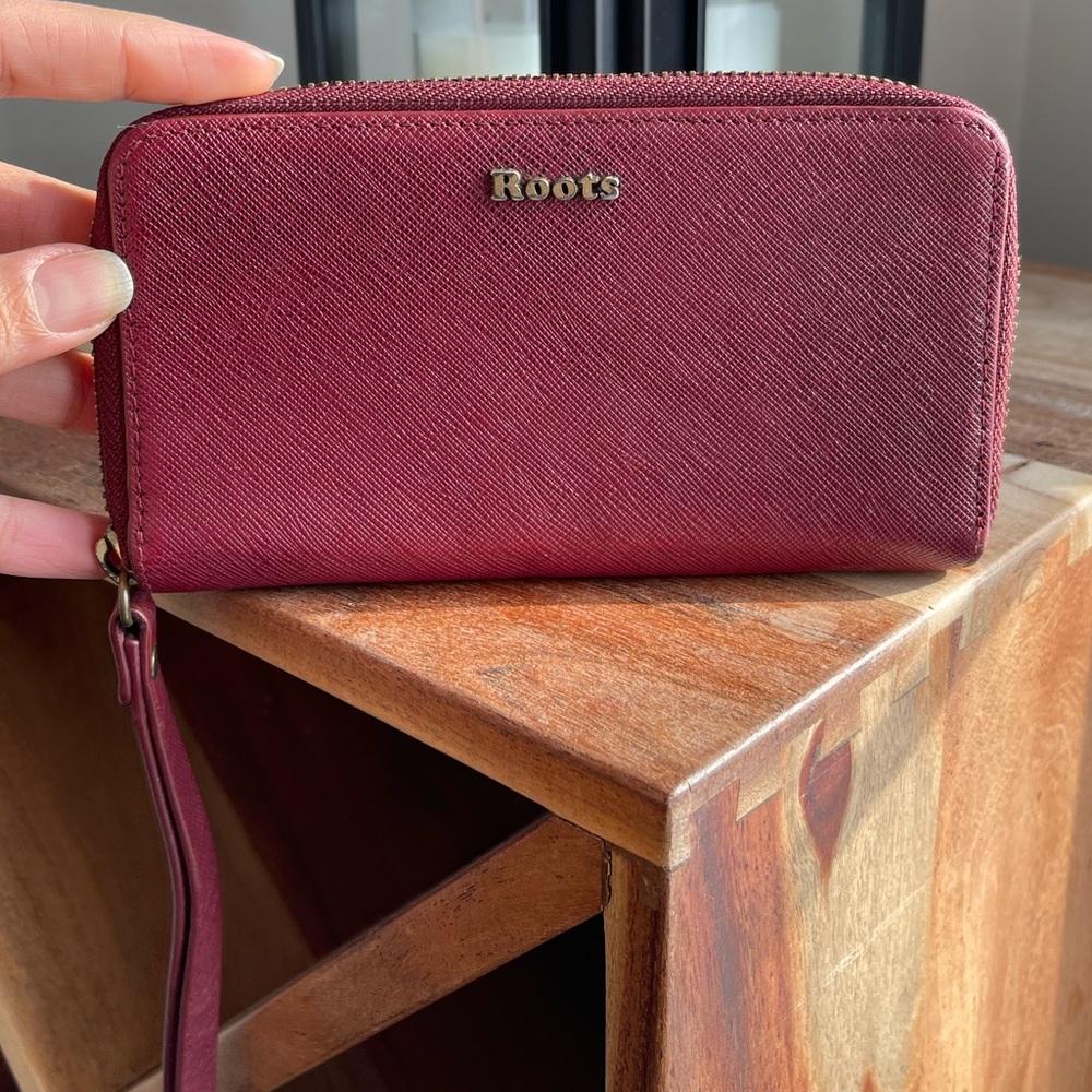 Vintage Roots Valencia wristlet wallet in red/burgundy saffiano-style leather - Picture 4 of 16